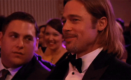 Gif do Brad Pitt mandando um beijo